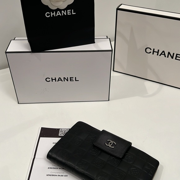 CHANEL Lucky Black Long Wallet with Silver metallic interior and kiss lock - Picture 8 of 8